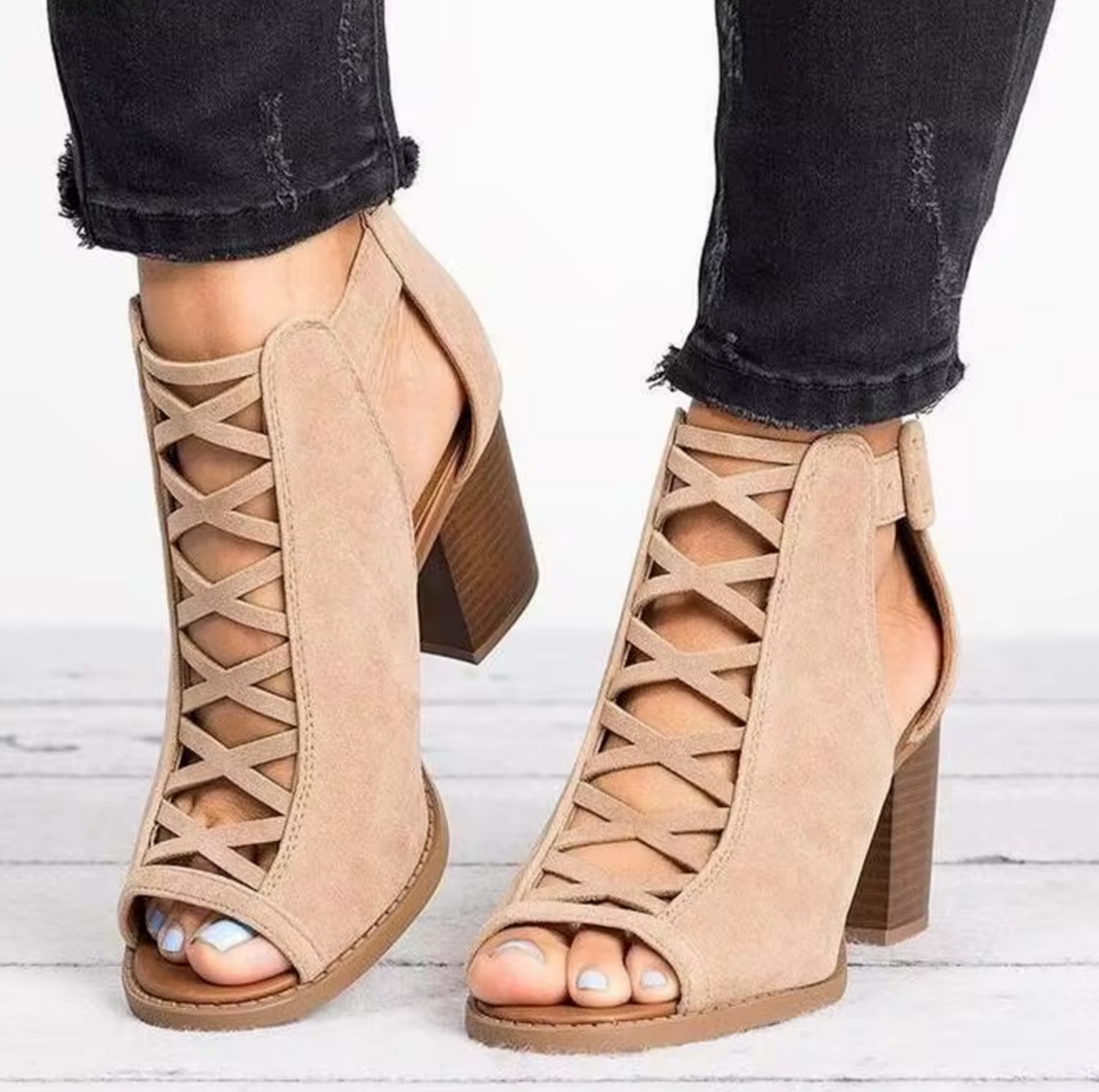 LM | Elegant sandals with laces