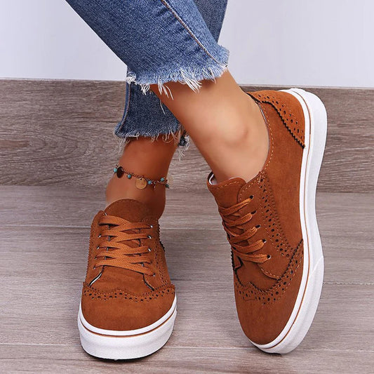 LM | Lace-up sneakers on a flat sole